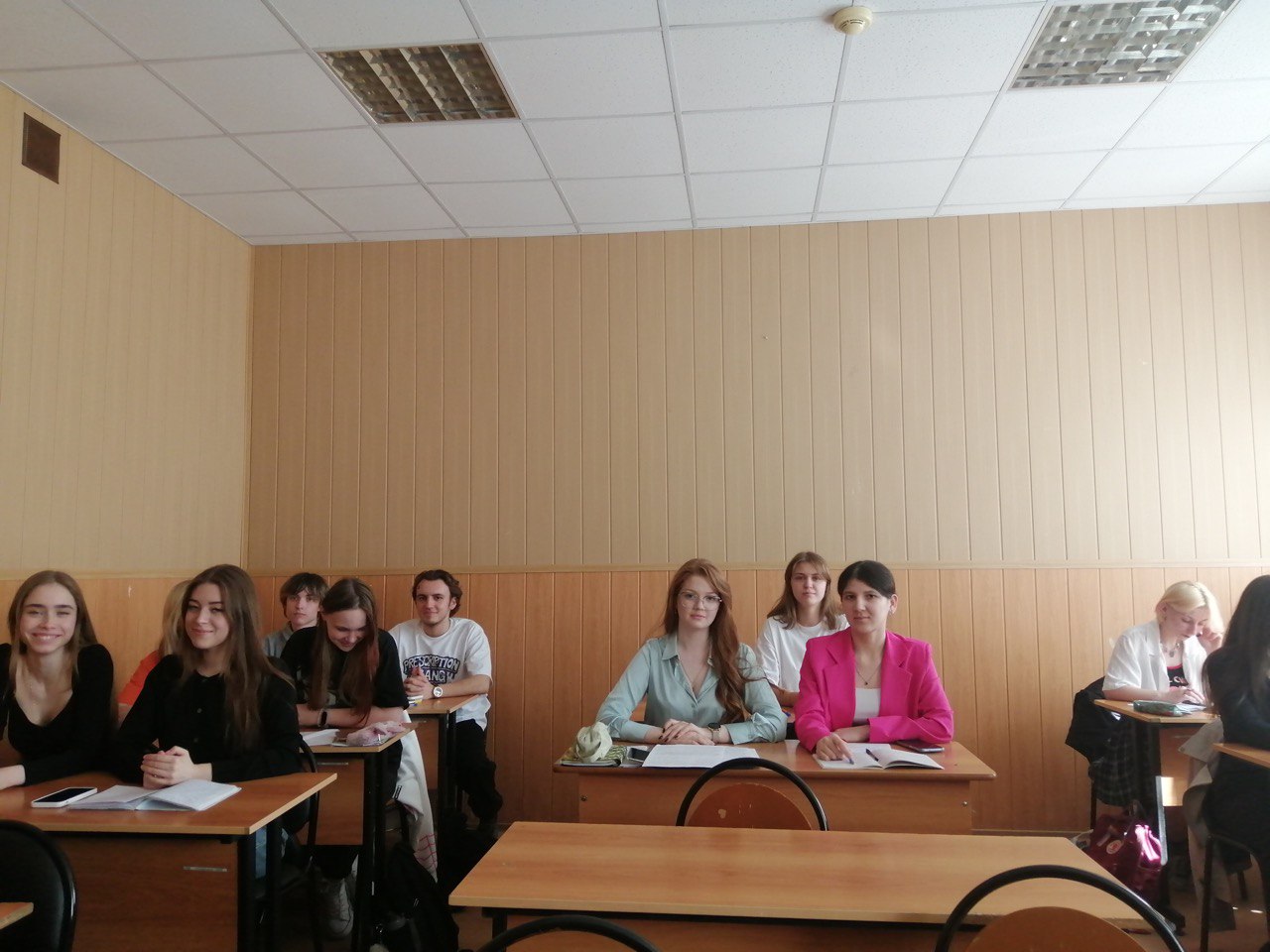 12 апреля к.и.н., доцент кафедры ВИиО Семина Н.В. провела круглый стол на тему: «Правонарушения-дорога в пропасть».